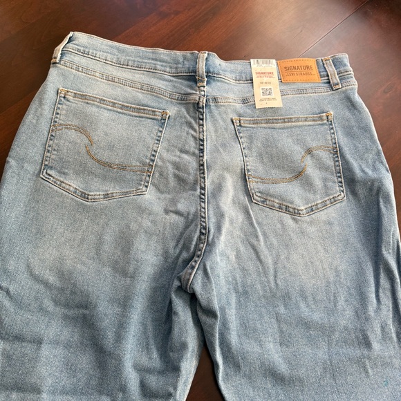 Signature Levi Strauss mid rise boyfriend jeans size 14 32W NWT - Picture 8 of 9